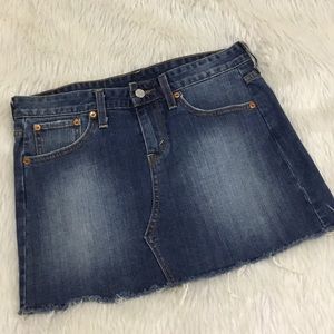Levi’s women’s distressed raw hem denim blue skirt size 4
